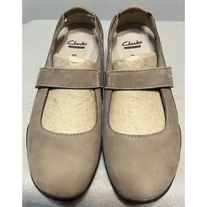 Clarks Haley Luna NIB Sz 9 Taupe Nubuck Comfort Walking Stretch Hook Loop Strap